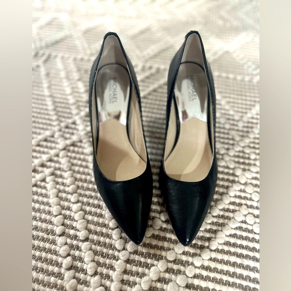 ⭐️ Michael Kors - Classic Black Leather Pumps ( Size 10 ) NEW Condition - Picture 2 of 7